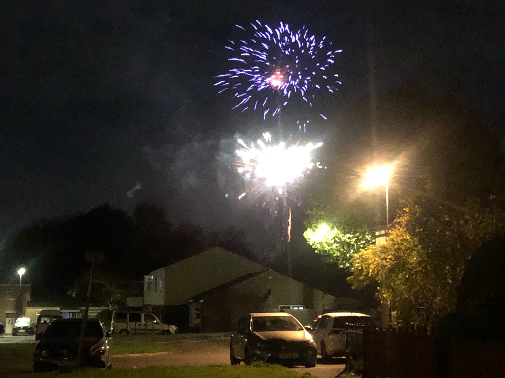 屋企附近突然响起澎澎聲,原來有人在放煙花。這家人上年沒有放,今年第一次。